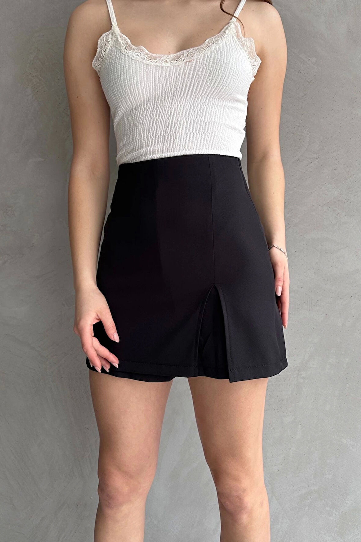 Kadın Siyah Piliseli Mini Şortlu Etek