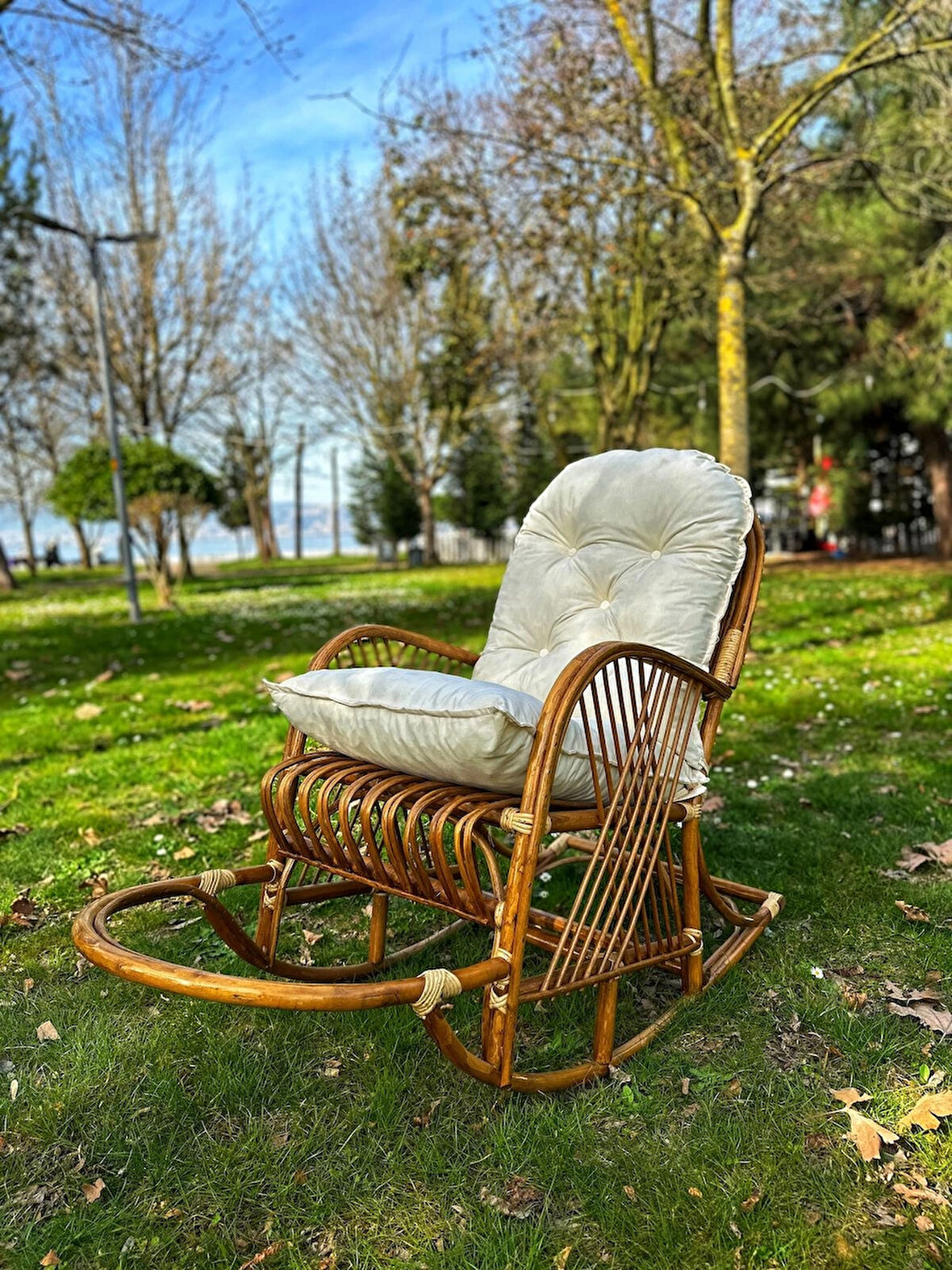Sallanan Bambu Berjer Koltuk – Minderli, Doğal Renk, Şık ve Konforlu Tasarım
