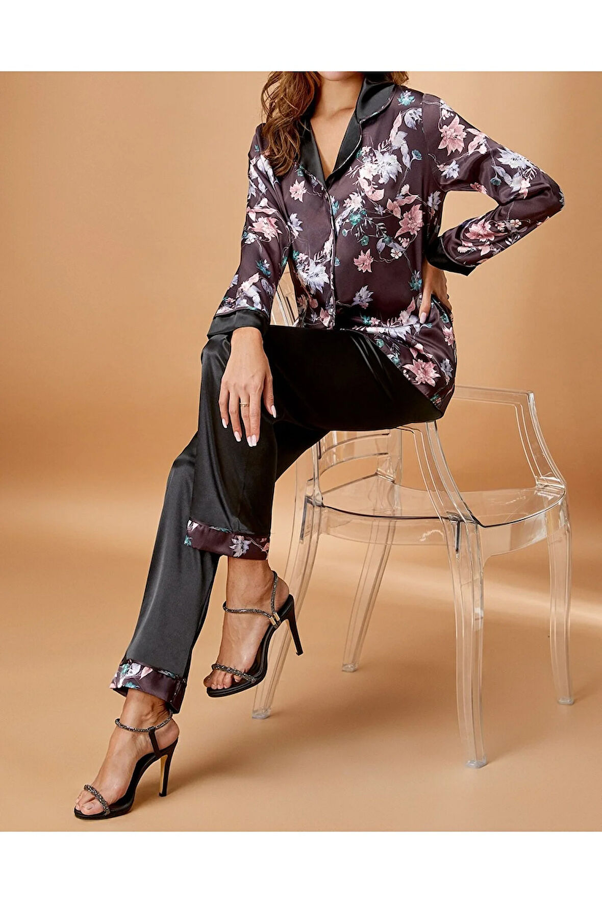 Kadın Siyah  Desenli Önden Düğmeli Saten Pijama Takımı N.UR.5.6.R.O.5.0.Z.E.L.T.