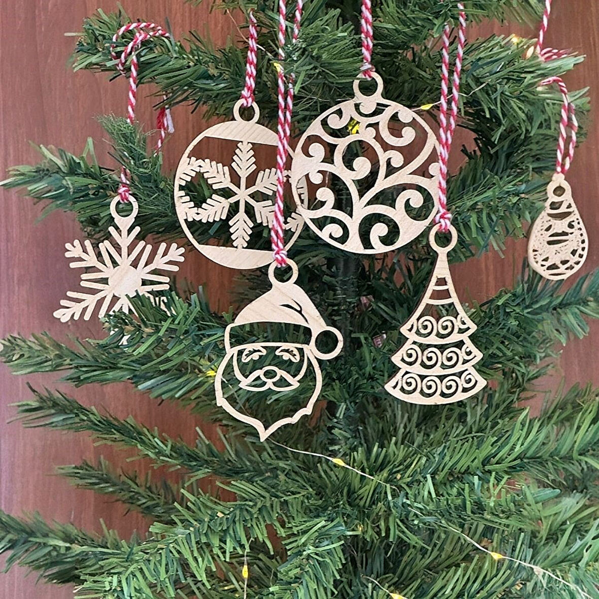 6 Parça Kırmızı Beyaz İpli Noel Baba ve Kar Tanesi Ahşap Yılbaşı Ağaç Süsü