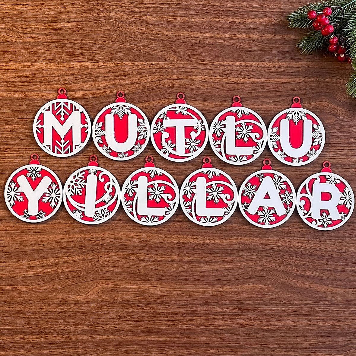 11 Harfli Kırmızı Beyaz İpli Ahşap “Mutlu Yıllar” Yılbaşı Süsü