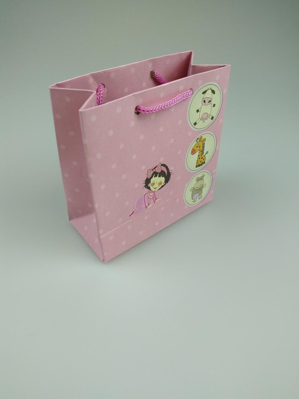 KARTON ÇANTA PEMBE BEBEKLİ 11CM X 11CM - 1 ADET
