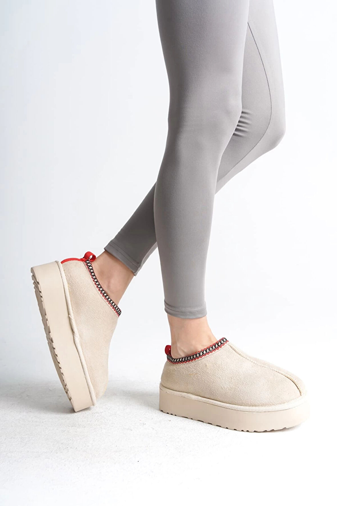 LEILA Bağcıksız Düz ve Kalın Taban İçi Kürklü Kısa Süet Kadın Bot  CKT - Krem