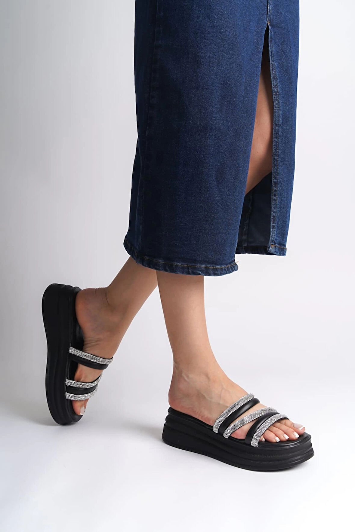 ELISE Düz Topuklu Şeritli Taşlı Kalın ve Ortopedik Taban Kadın Terlik CST - Siyah