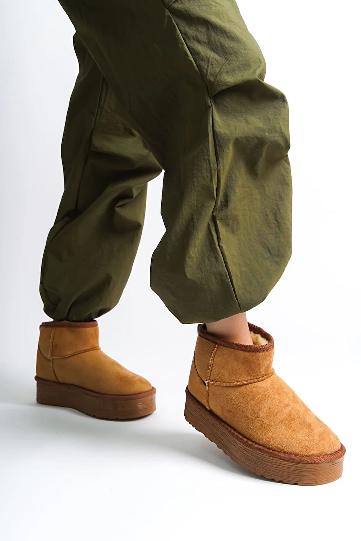 AMELIA Bağcıksız Düz ve Kalın Taban İçi Kürklü Kısa Süet Kadın Bot  STT - Taba