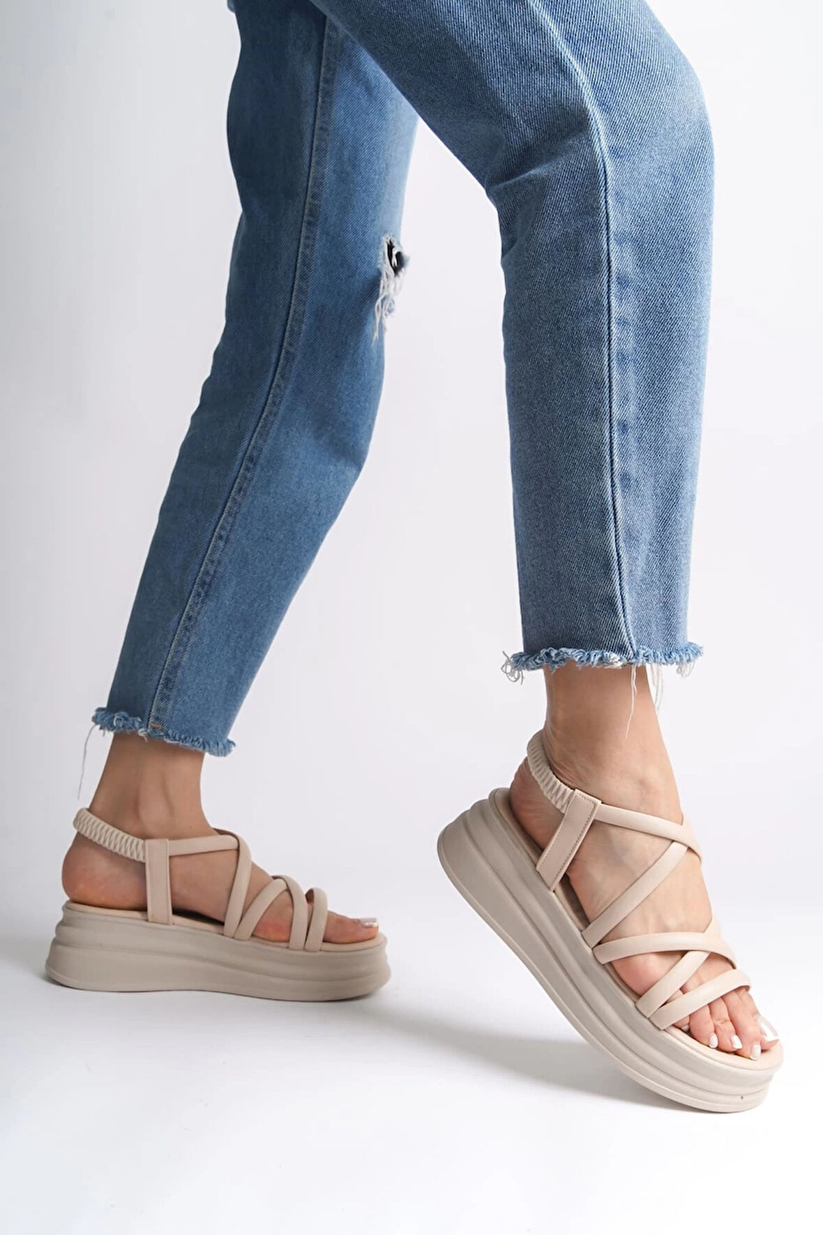 BELLA Lastikli Şerit Detaylı Ortopedik Taban Kadın Sandalet CKT - Krem