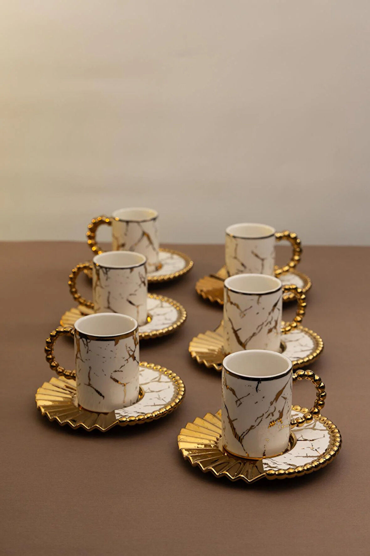 6 Kişilik Modern Mermer Desenli Gold Kahve Fincan Takımı – Şık Sunum Tasarımı