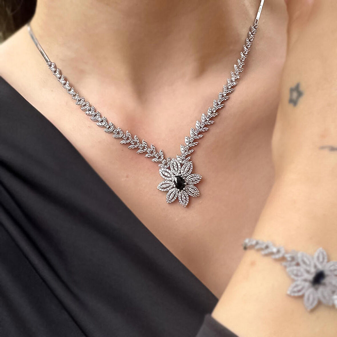 14k Beyaz Altın Çiçekli Kolye