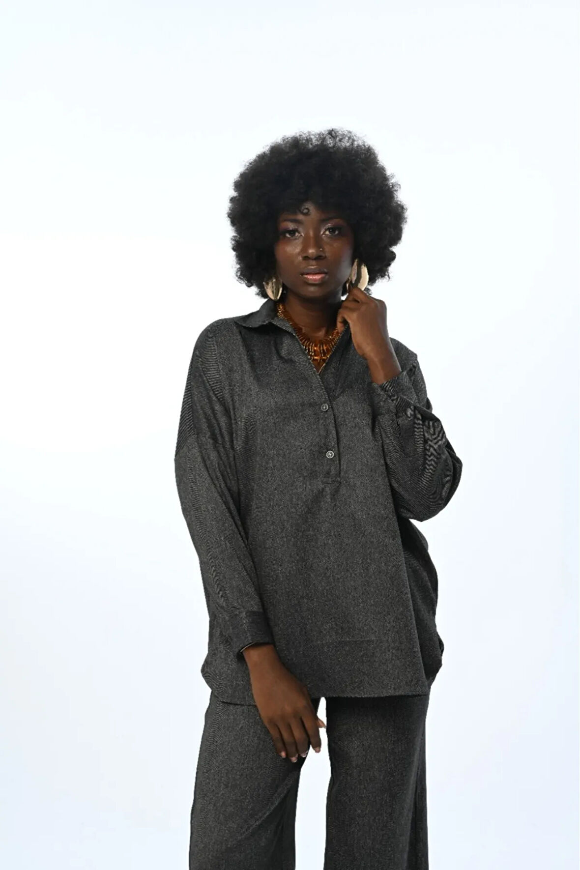 KADIN DÜZ RENK YAKASI DETAYLI OVERSİZE KESİM GÖMLEK