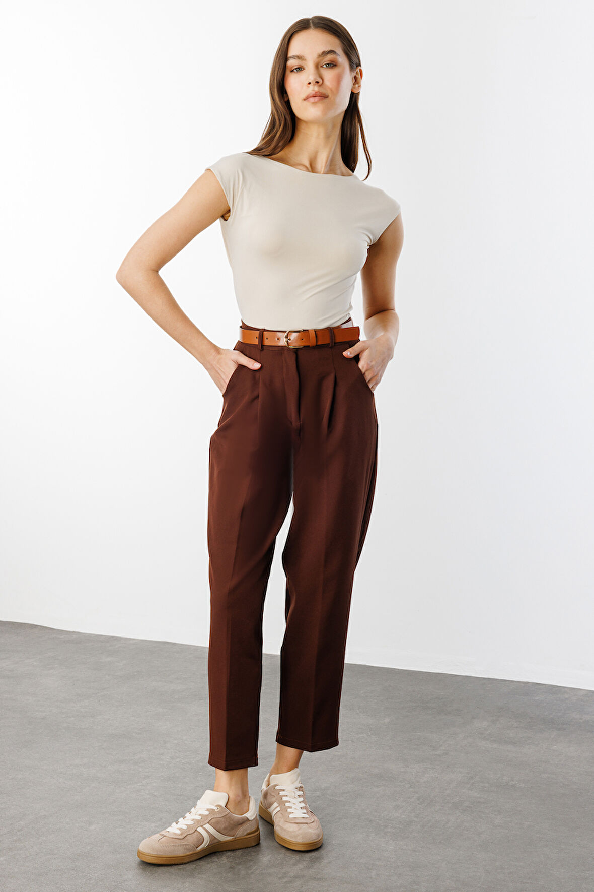 Kadın Dar Paça Pileli Kemerli Mevsimlik Kumaş Pantolon KEMERLİ-PANTOLON