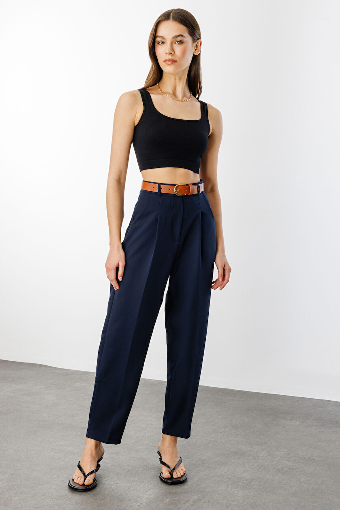 Kadın Dar Paça Pileli Kemerli Mevsimlik Kumaş Pantolon KEMERLİ-PANTOLON