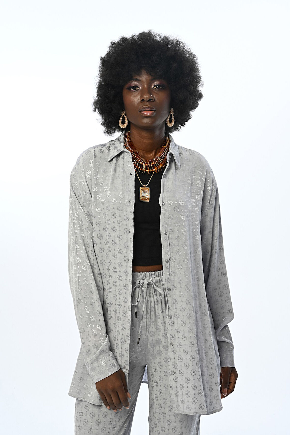 KADIN GRİ RENK DESENLİ OVERSİZE KESİM GÖMLEK