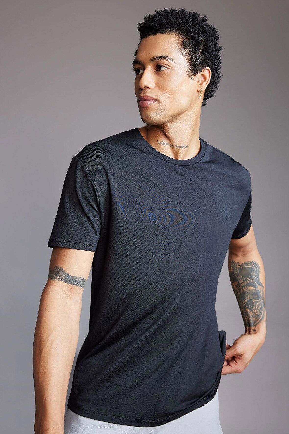 DeFactoFit Standart Fit Bisiklet Yaka Sporcu Basic Düz Kısa Kollu Siyah Tişört B4593AX24SPBK81