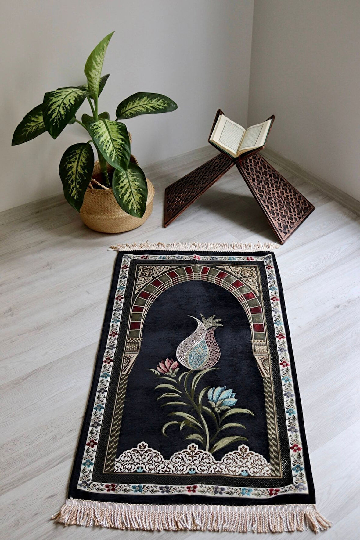 Lale Desenli Astarlı Lüks Seccade S1002 Siyah