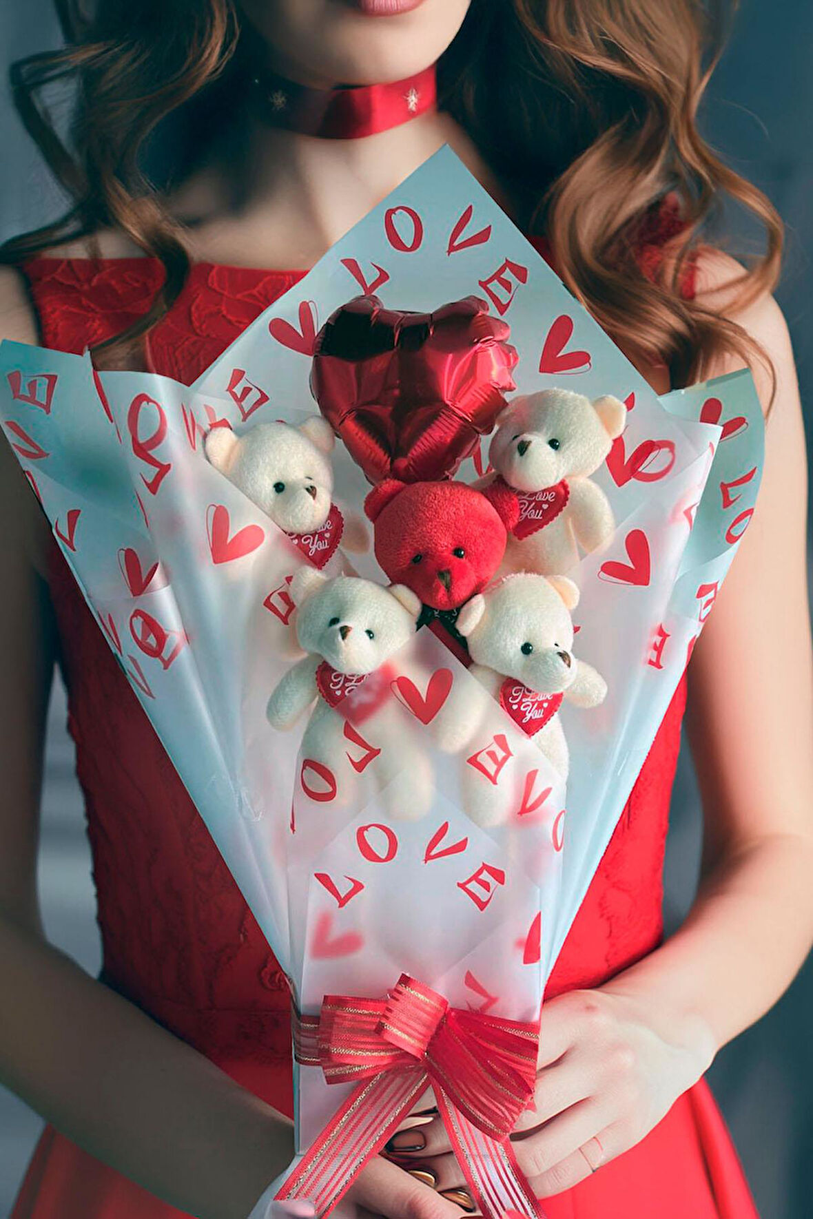 Premium Kalp Balonlu LOVE Temalı Kırmızı- Beyaz Peluş Ayıcık Buketi