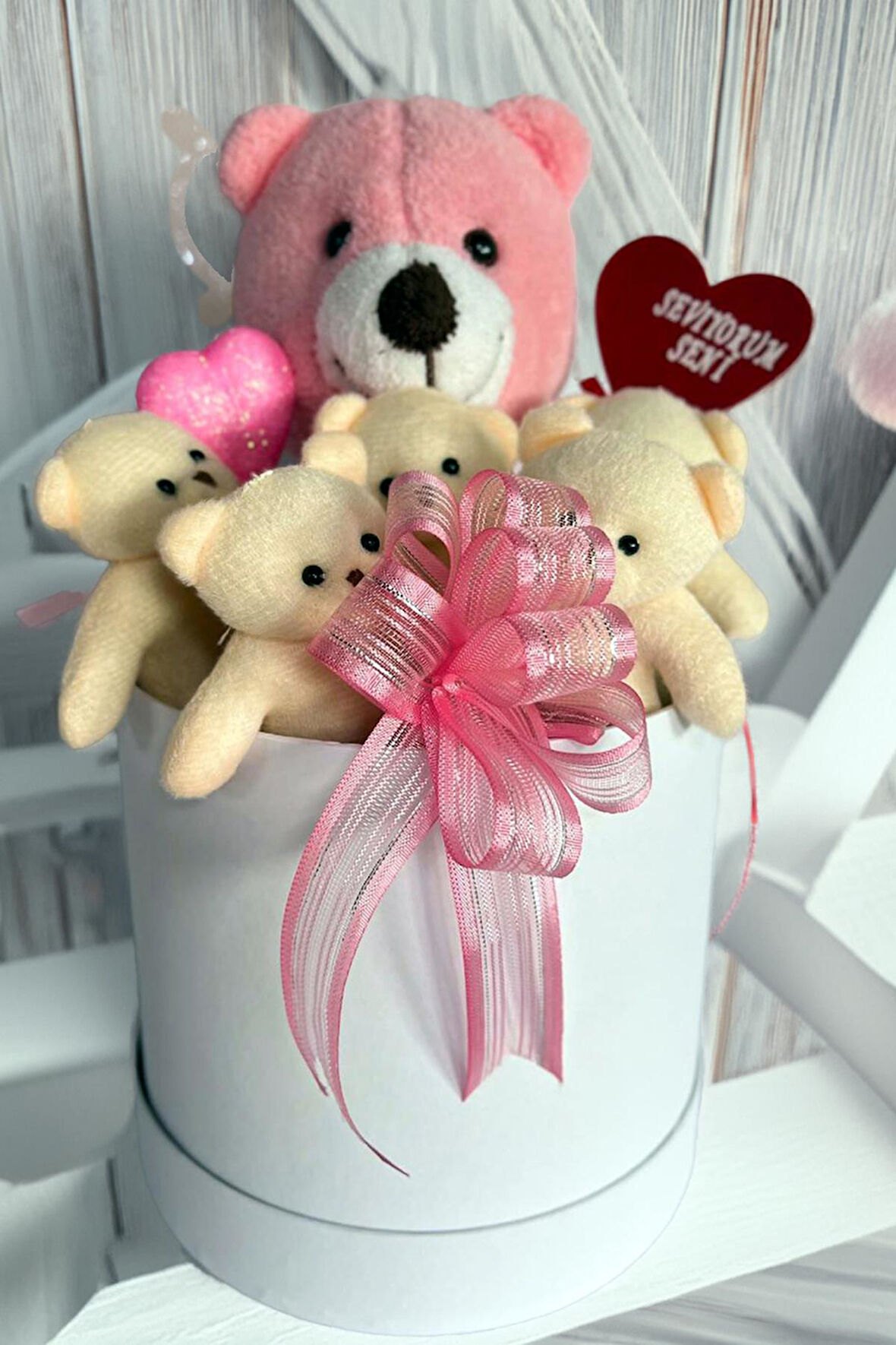 Premium Özel Hediye Kutusunda  25 cm Pembe Ayıcık ve  5 adet Krem Peluş Minik Ayıcık Buketi