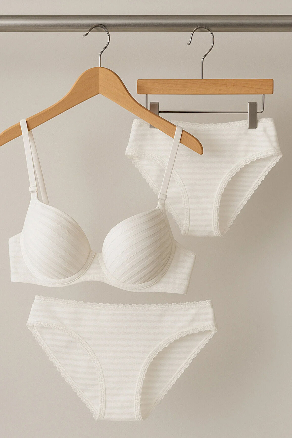 Dolgulu Destekli Şık Tasarım İç Çamaşırı Takımı
