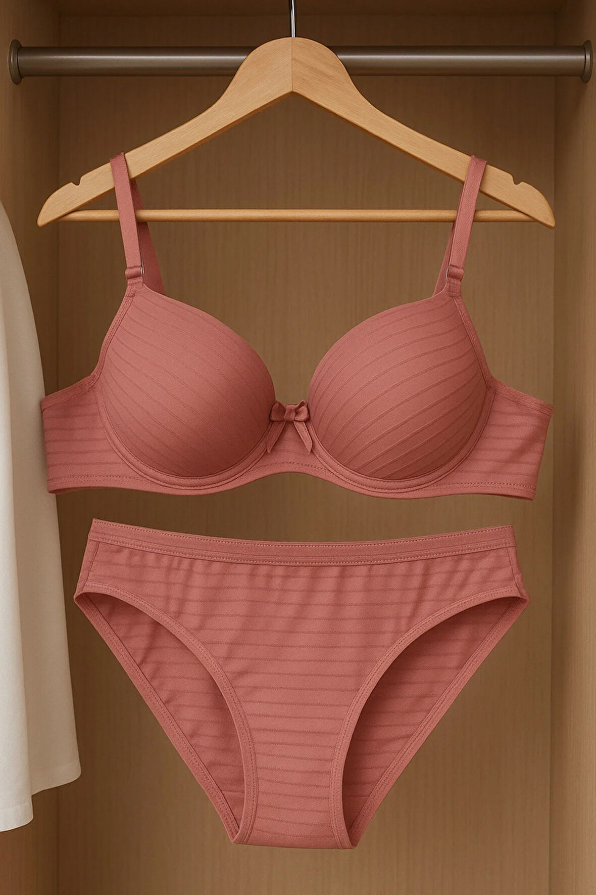 Dolgulu Destekli Şık Tasarım İç Çamaşırı Takımı