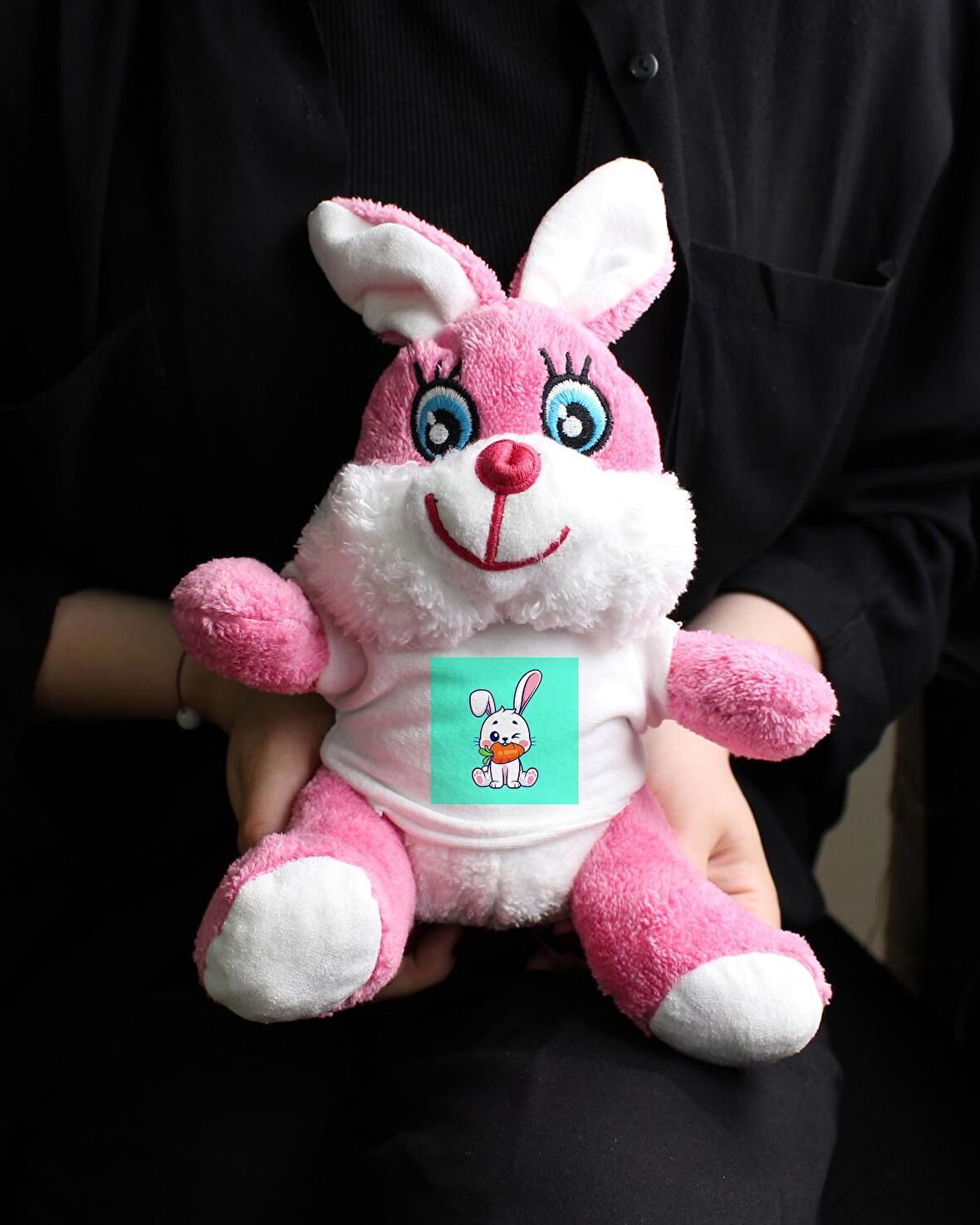 Tavşan Baskılı Tişörtlü Pembe Renk Peluş Tavşan 22cm