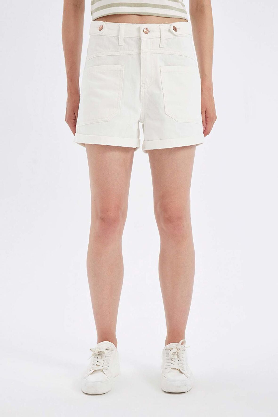 DeFacto Mom Fit Yüksek Bel Katlamalı Paça Jean Şort D4585AX24HSWT1
