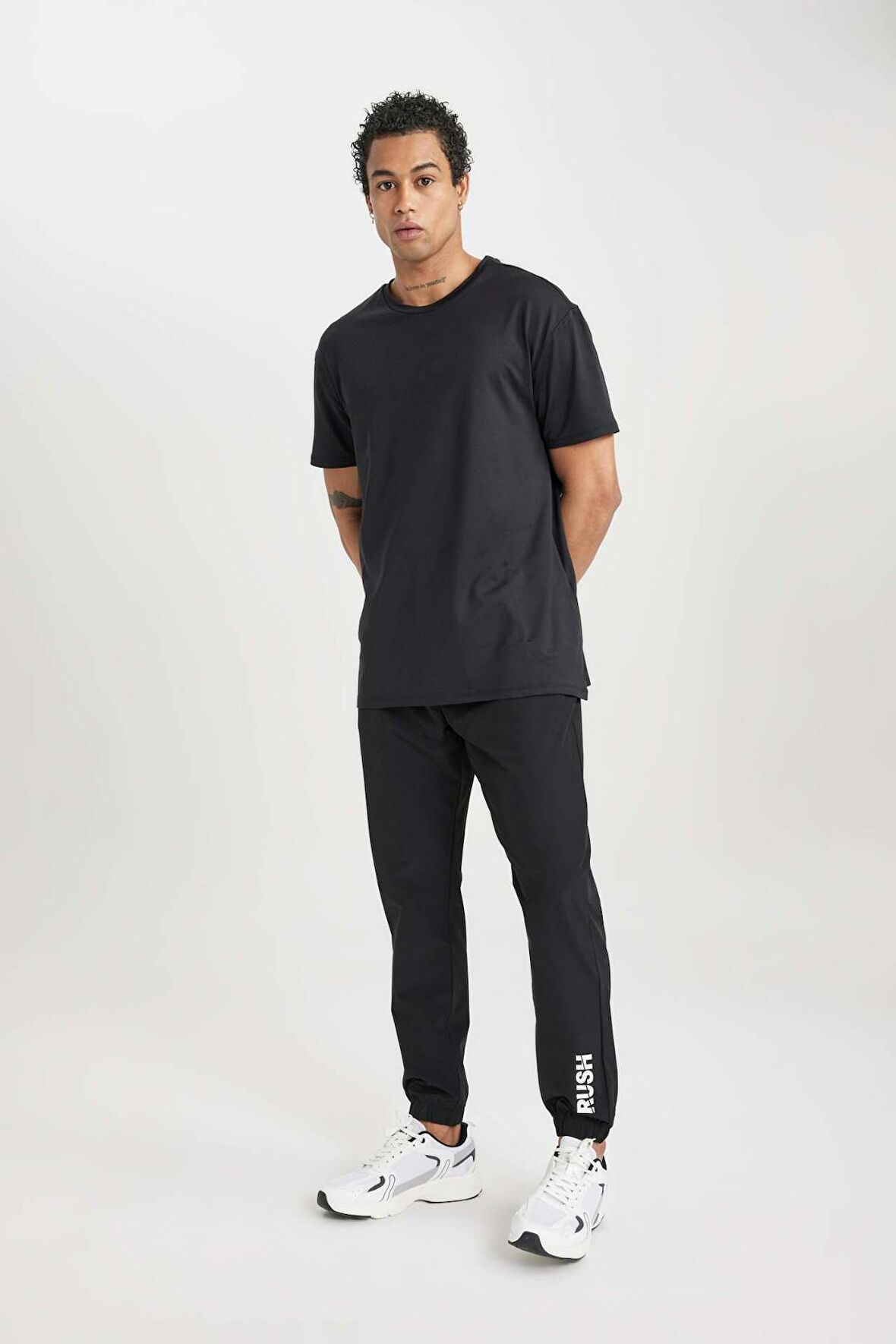 DeFactoFit Dokuma Esnek Multifonksiyonel Sporcu Jogger Eşofman Altı Slim Fit Dar Kesim Çift Cepli C1212AX24SPBK81