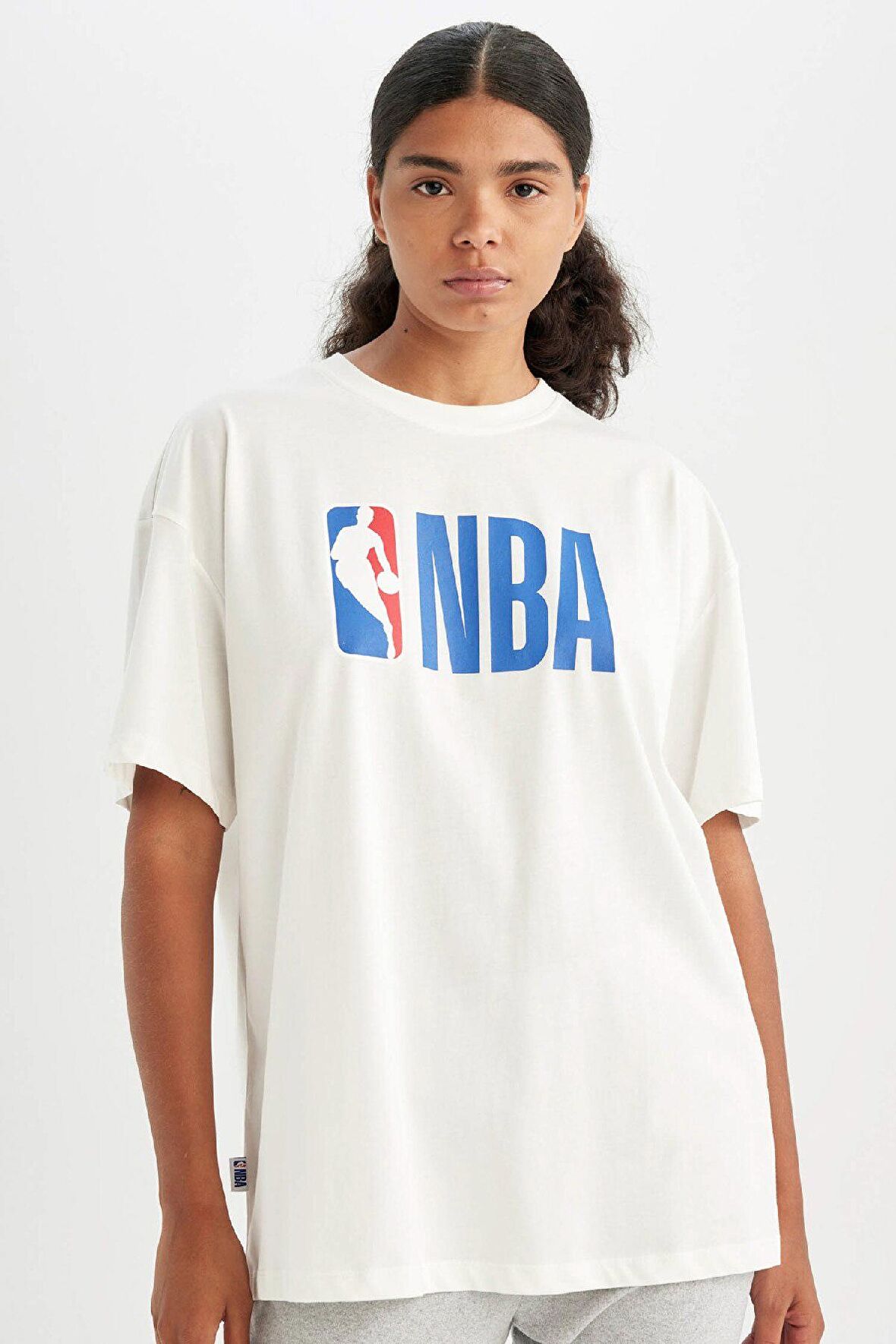 DeFactoFit NBA Wordmark Oversize Geniş Kalıp Bisiklet Yaka Kısa Kollu Tişört T5506AZ24AUWT32