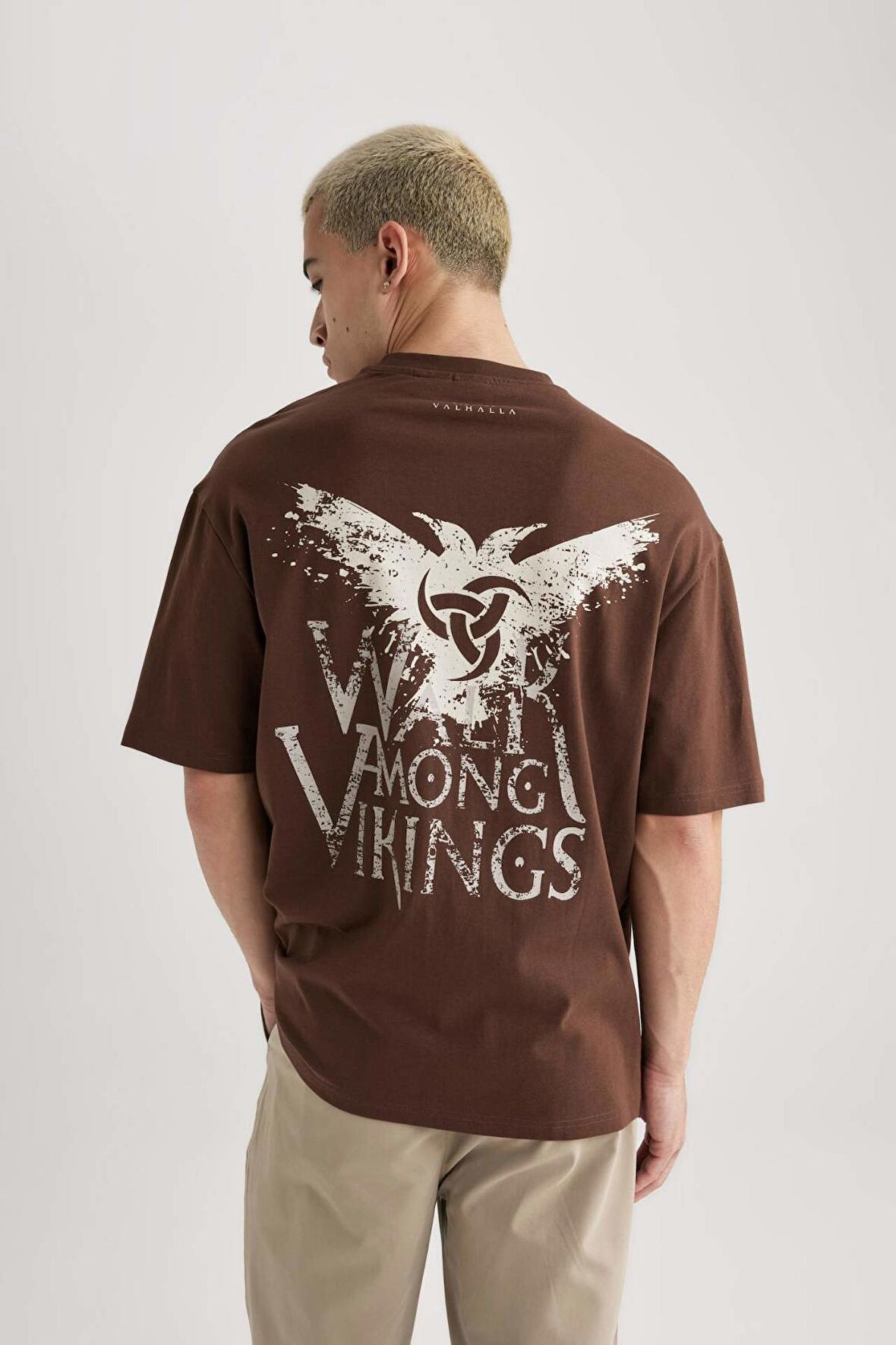 DeFacto %100 Pamuk Vikings Valhalla Comfort Regular Fit Rahat Kalıp Bisiklet Yaka Sırt Baskılı Kısa Kollu Tişört B5533AX24SPBN497