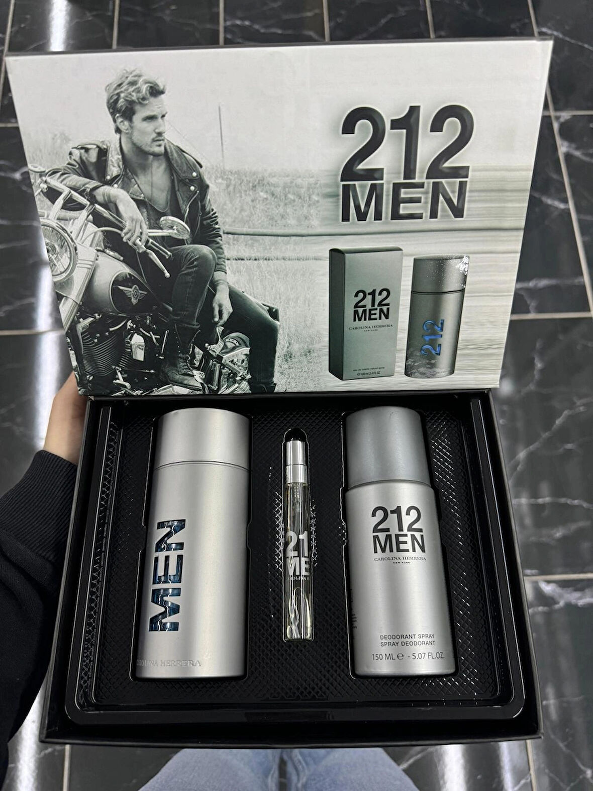 Carolina Herrera 212 Men  Yüksek Kalıcılıklı (EDP) Parfüm Hediyelik Set 3'lü