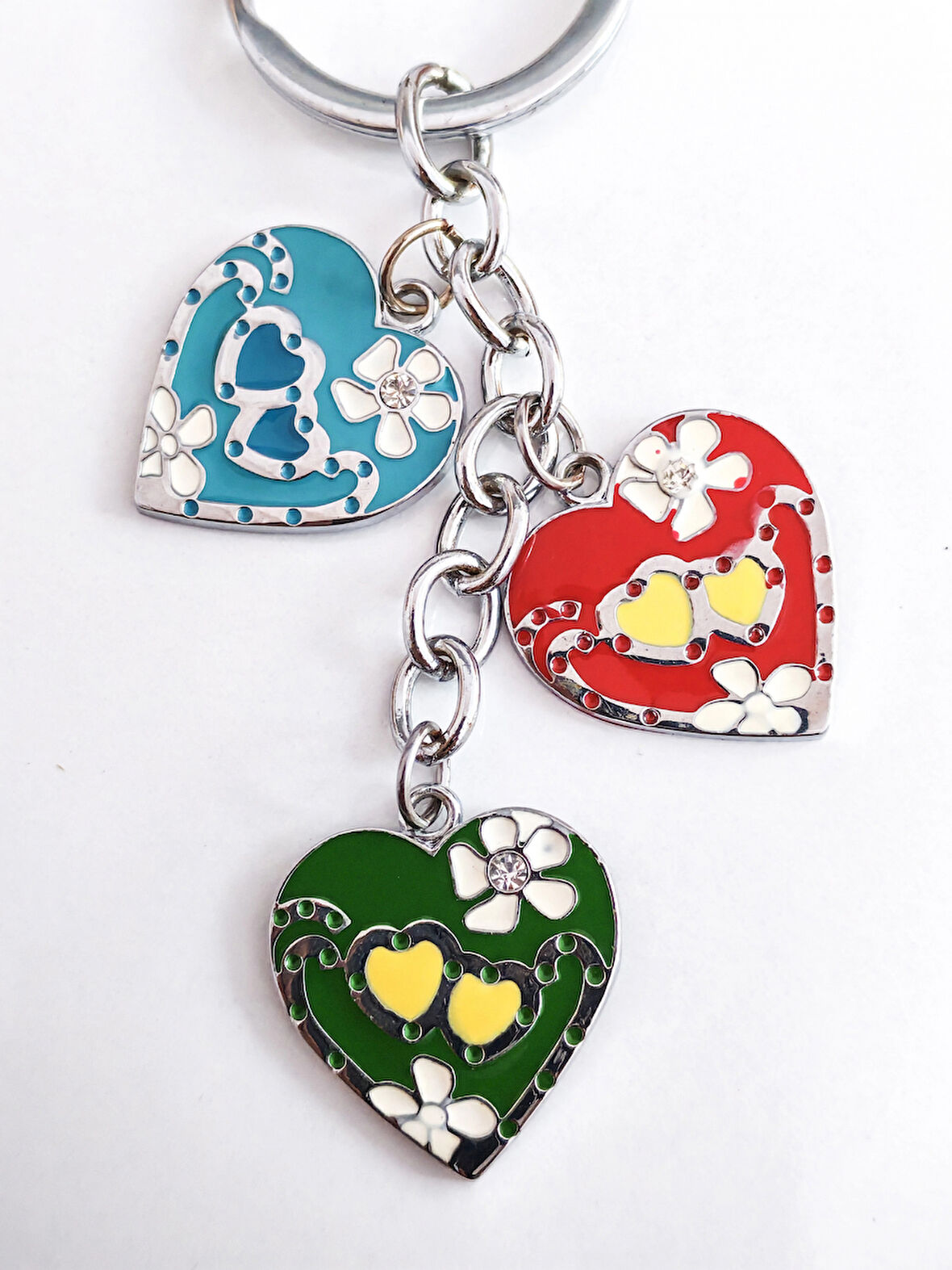 Çiçek ve Kalp Desenli Kırmızı Yeşil Mavi Kalplerden Oluşan Metal Anahtarlık