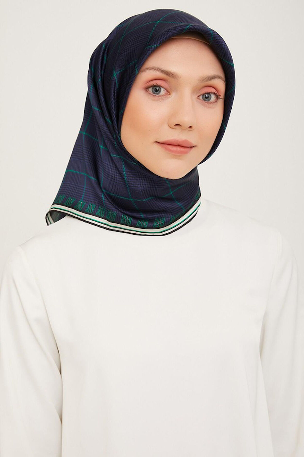 Armine Nostalji Serisi İpek Twill Eşarp 9029D-52