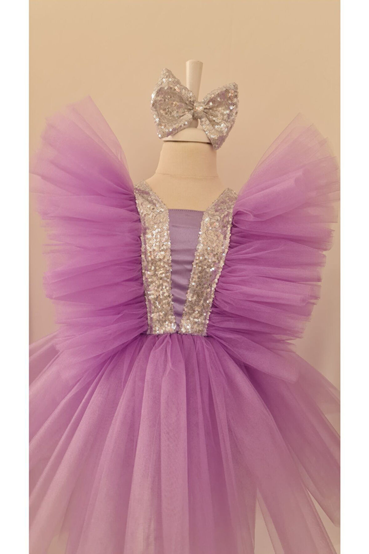 Lila Tütülü Kabarık Gümüş Payet Detaylı Abiye Elbise