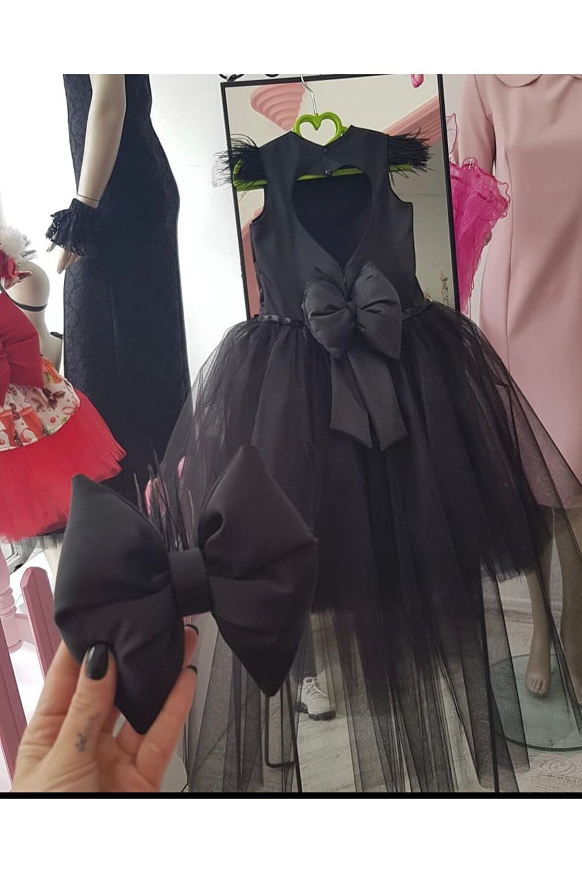 Kız Çocuk Siyah Kabarık Sırt Kalp Detaylı Kuyruklu Elbise