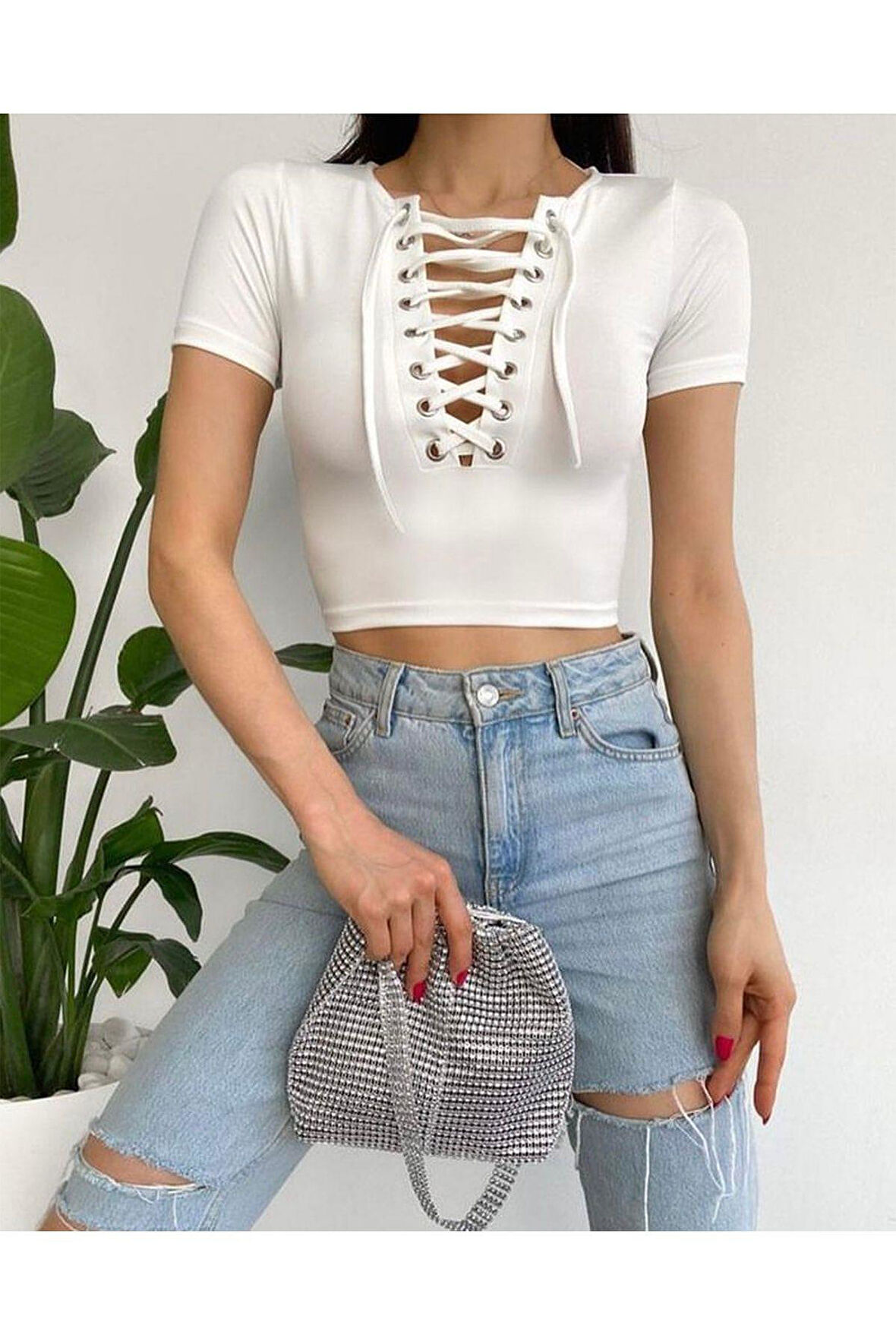 Kadın Beyaz Kuşgözü Detaylı Yakası Bağcıklı Scuba Kısa Kollu Crop Bluz