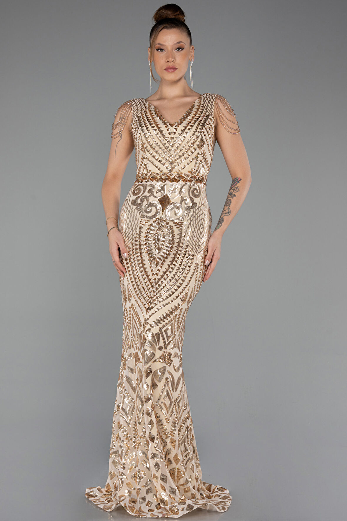 V Yaka Uzun Pullu Balık Abiye ABU3842