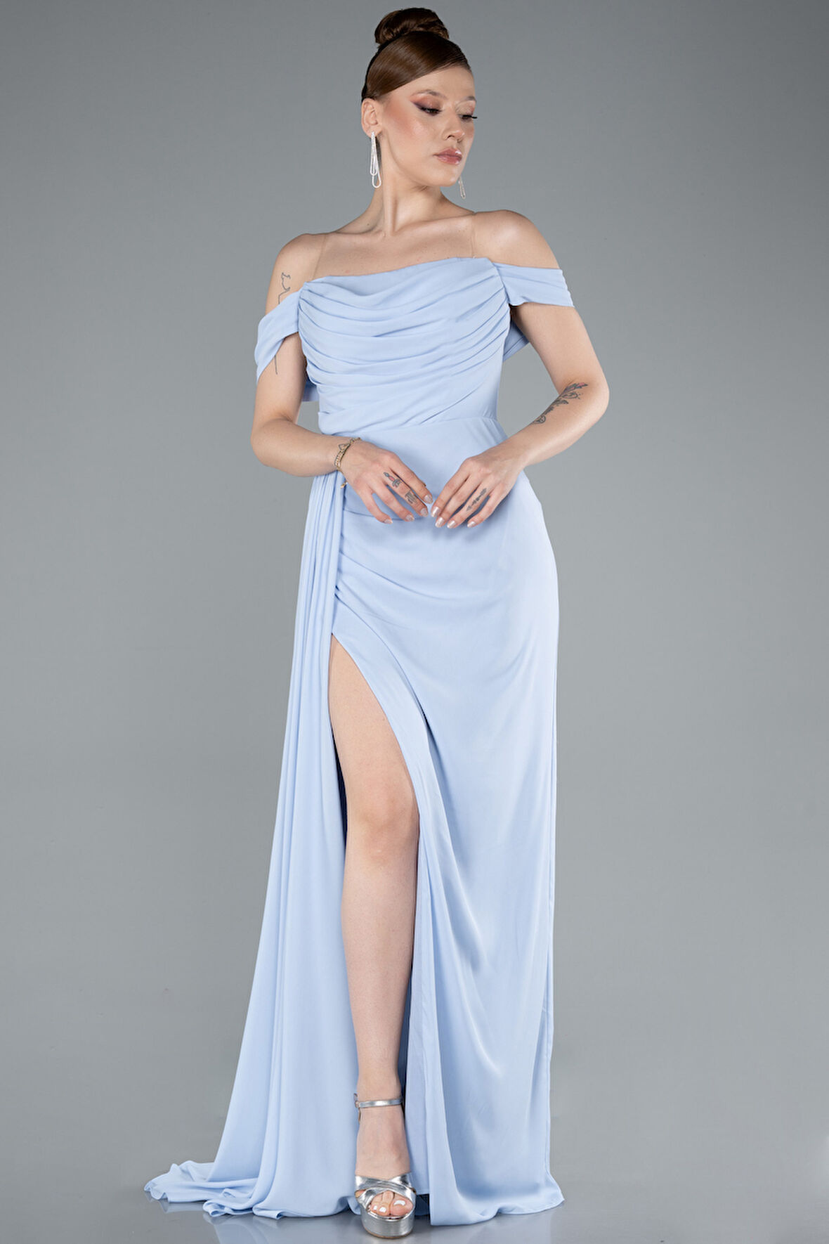 Kayık Yaka Yırtmaçlı Uzun Şifon Abiye Elbise ABU4925