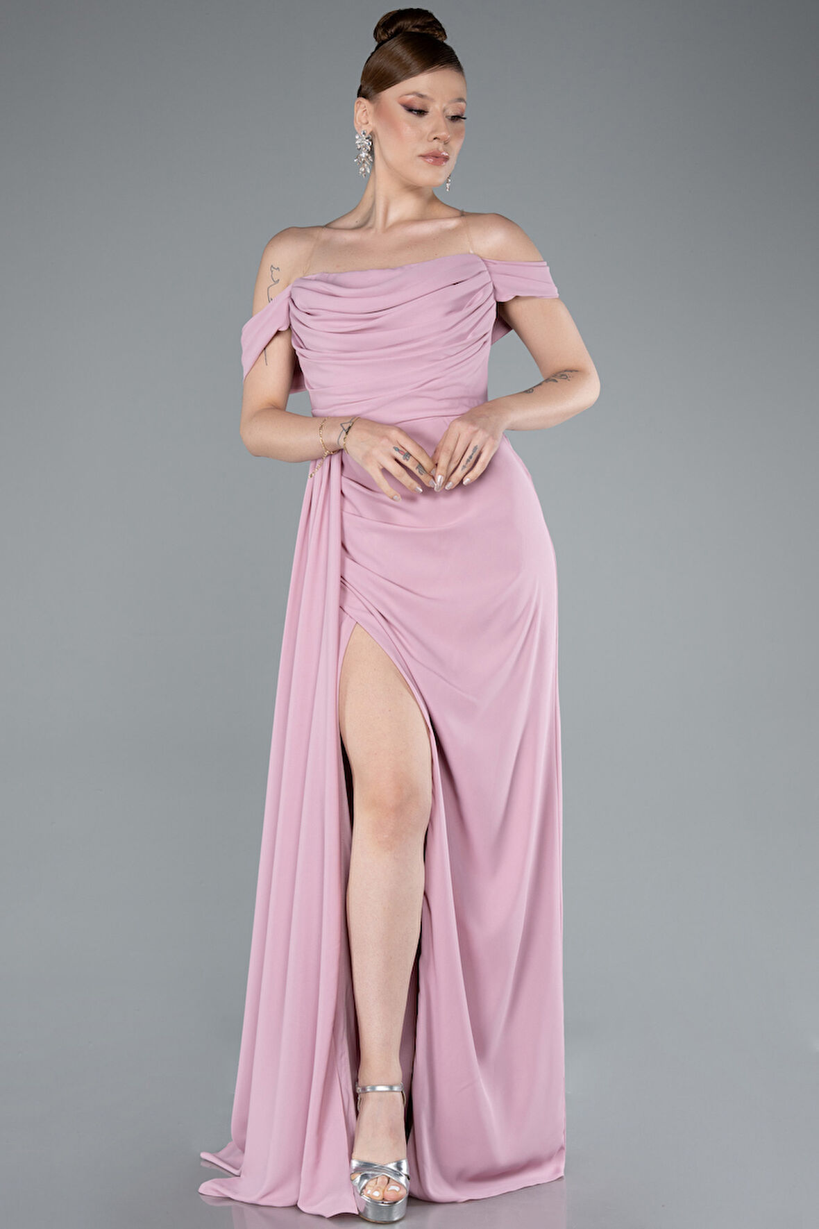 Kayık Yaka Yırtmaçlı Uzun Şifon Abiye Elbise ABU4925