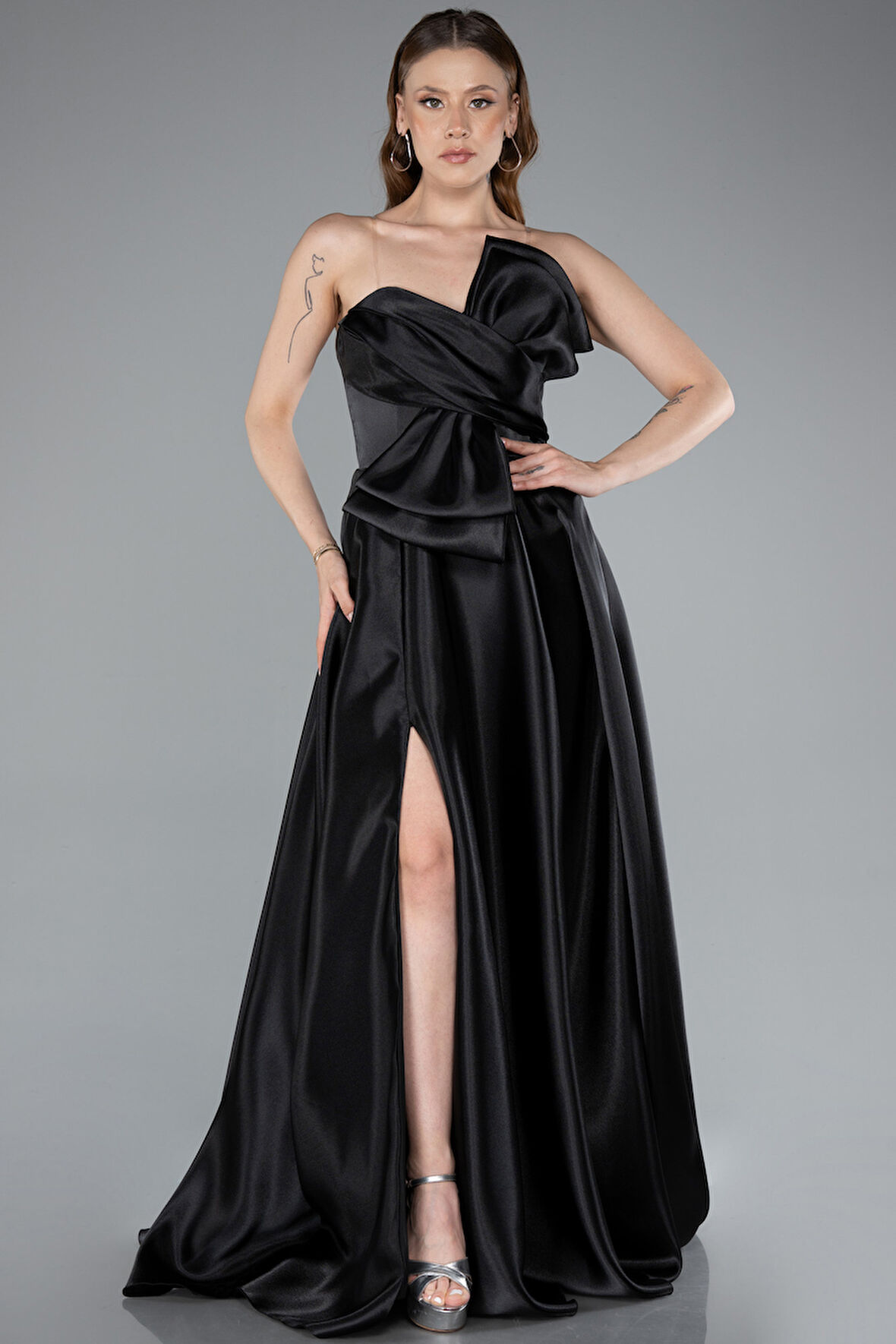 Straplez Bacak Dekolteli Uzun Saten Abiye Elbise ABU4975