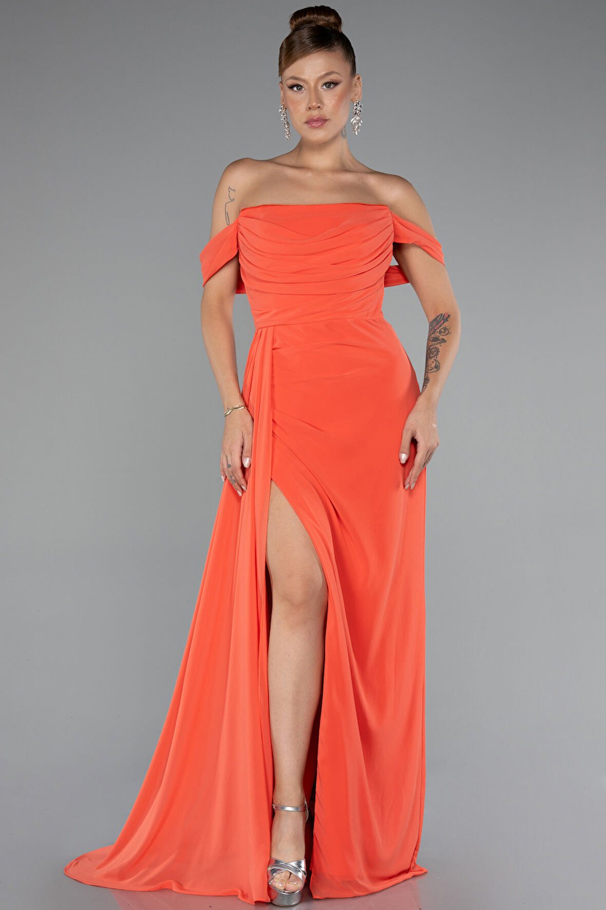 Kayık Yaka Yırtmaçlı Uzun Şifon Abiye Elbise ABU5082