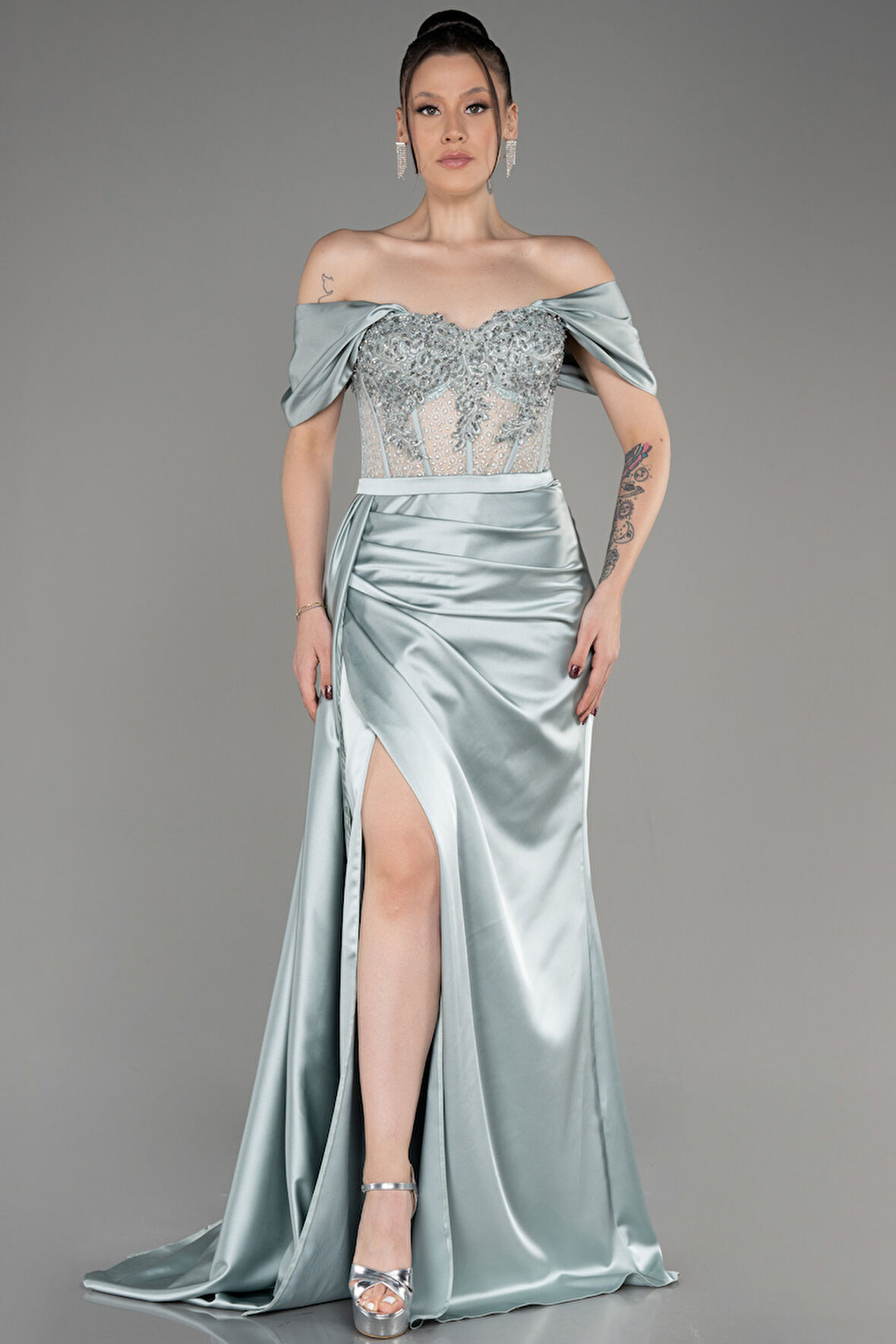 Taşlı Kayık Yaka Yırtmaçlı Uzun Saten Abiye ABU5379