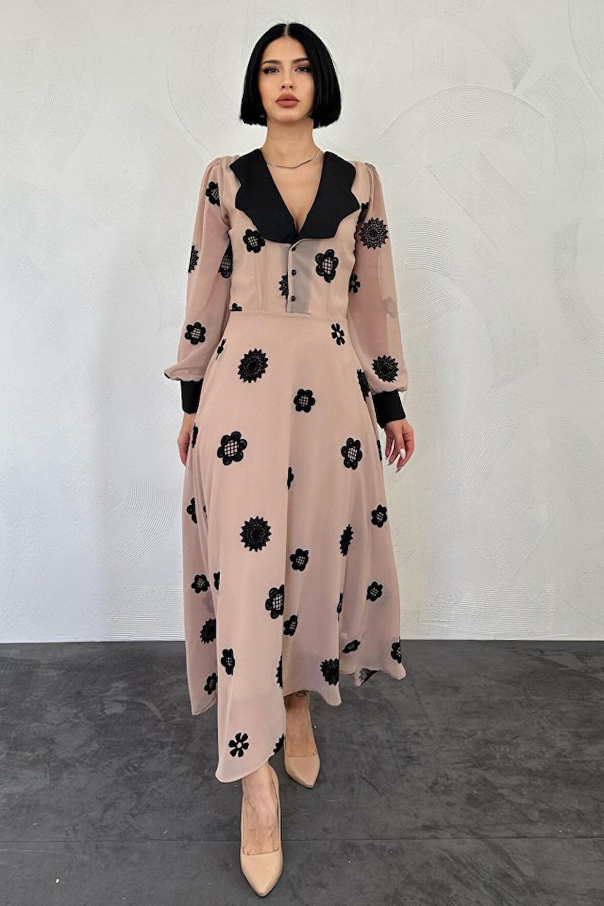 35 AVM Vizon Yaka Nakışlı Elbise