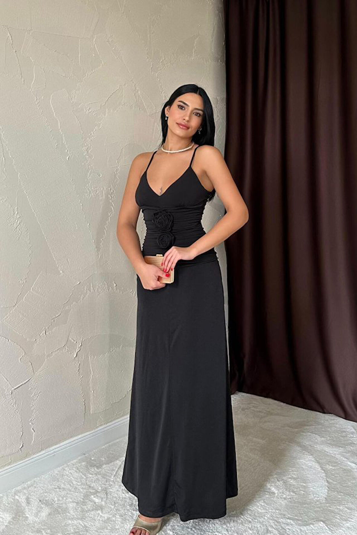 Aesco Siyah Büzgülü Uzun Güllü Elbise