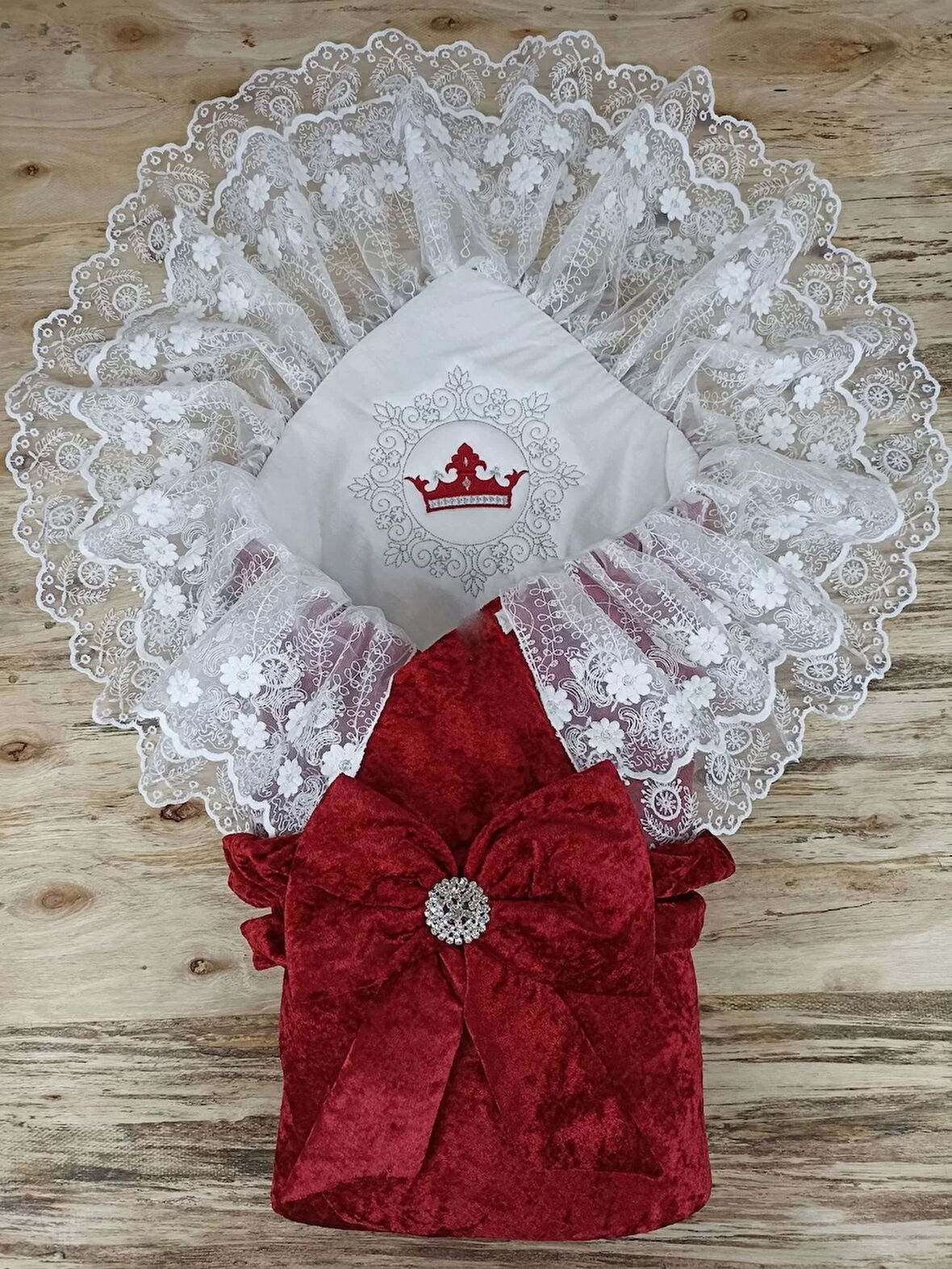 Yenidoğan Saray Kadife Taç Nakışlı İnci Fiyonklu Çift Dantel Duvak Trilüks Kundak Bebek Battaniyesi Bordo