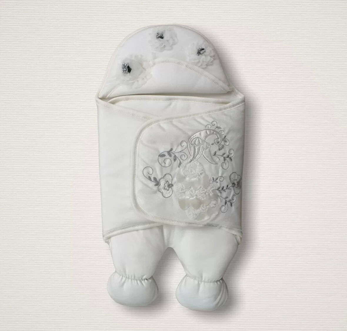 Yenidoğan Üç Çiçek Tavuskuşu Nakışlı Lüks Ayaklı Erkek Bebek Kundak Ekru