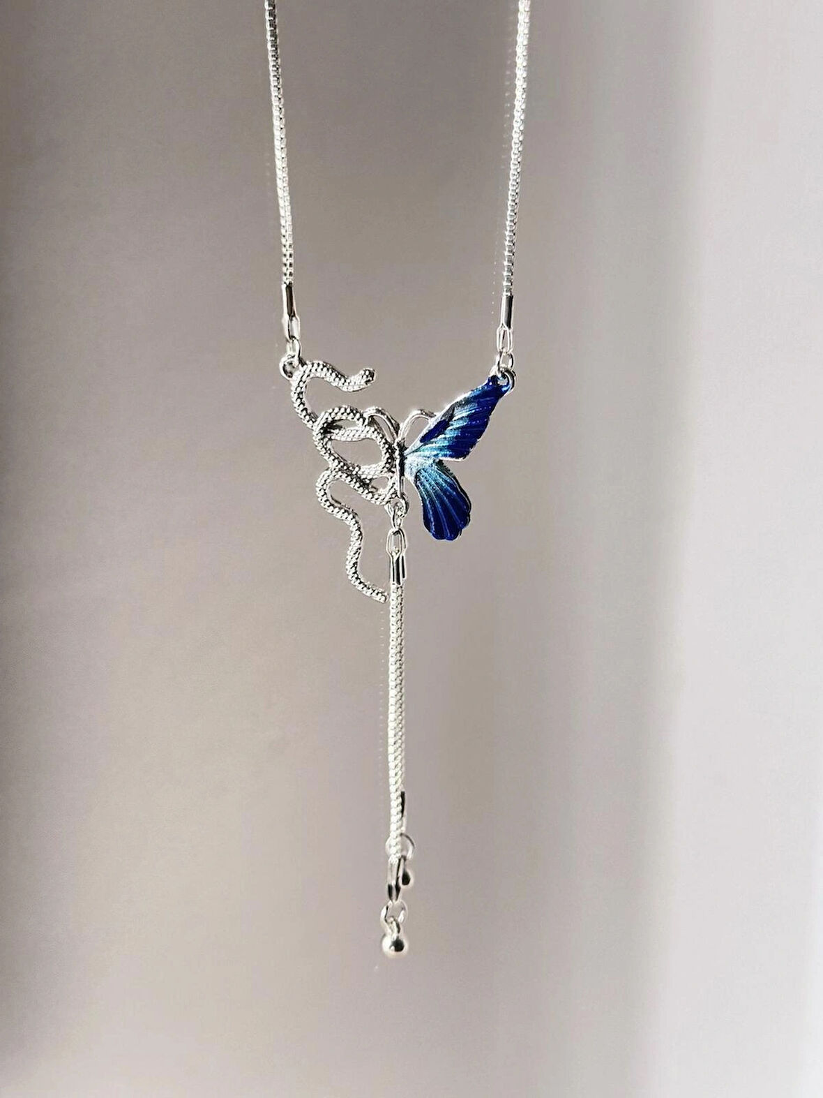 Sallantılı Yılan Kelebek Kolye