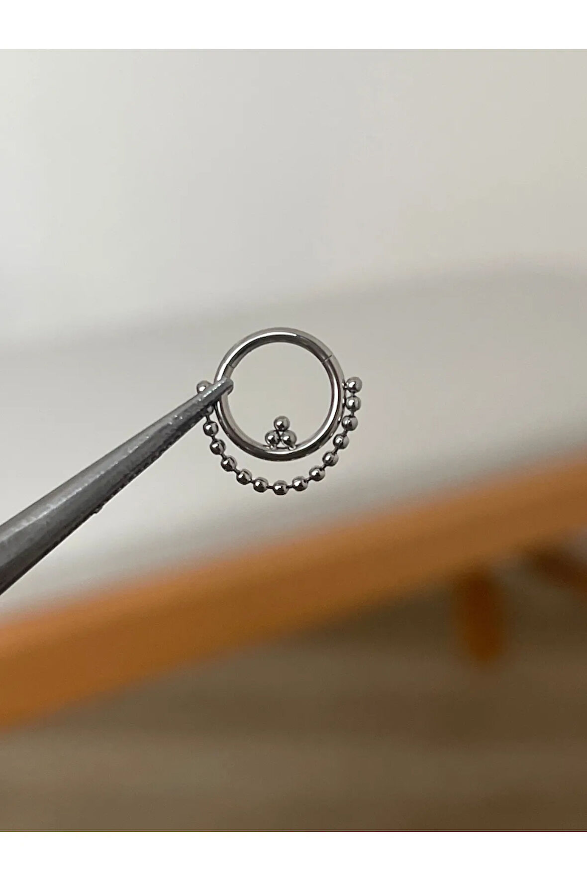 316 L Cerrahi Çelik Sallantılı Top Zincir Detaylı Halka Kıkırdak Helix Tragus Piercingi