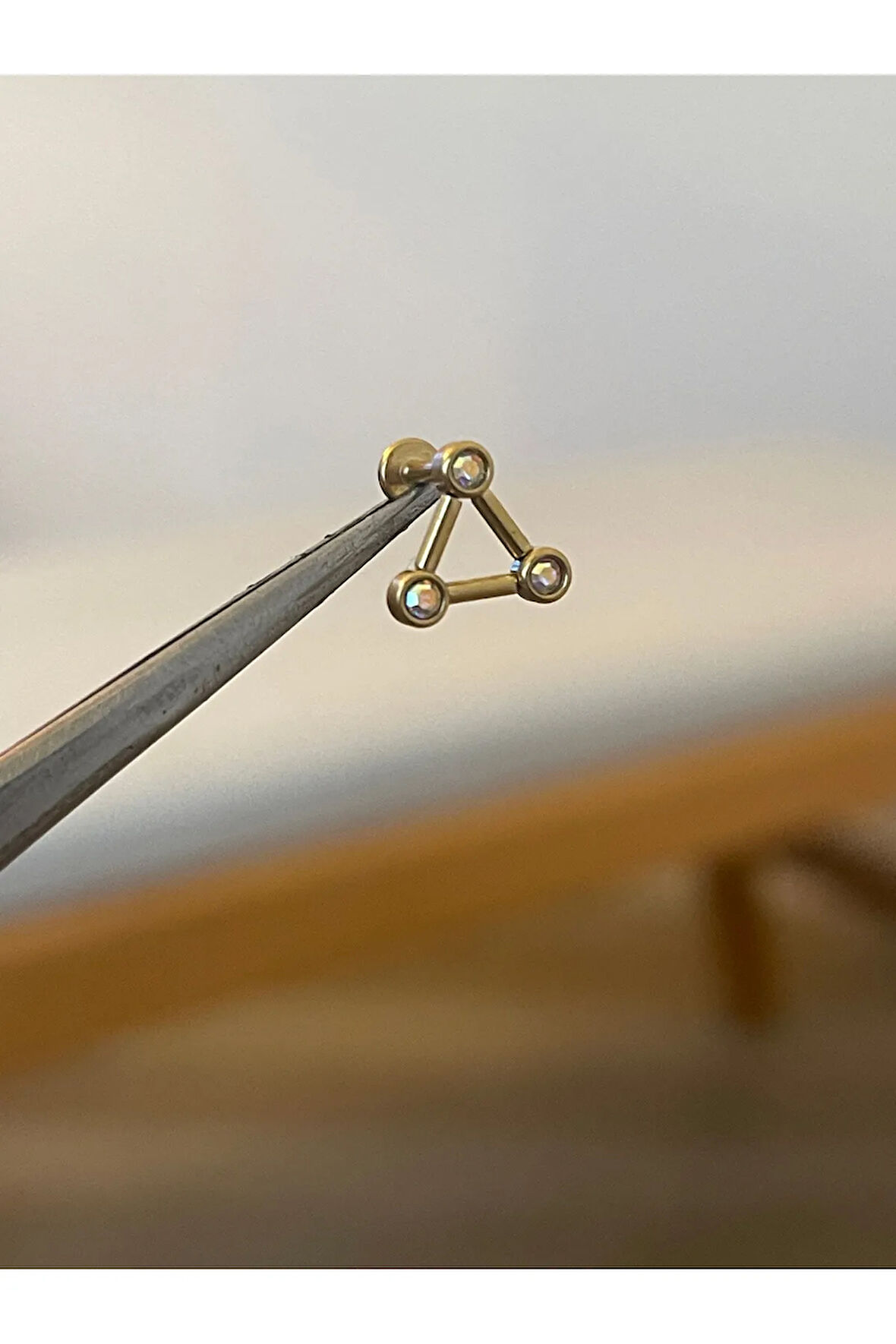 316 L Cerrahi Çelik Hareli Taşlı Üçken Modeli Altın Tragus Helix Kıkırdak Dudak Piercingi