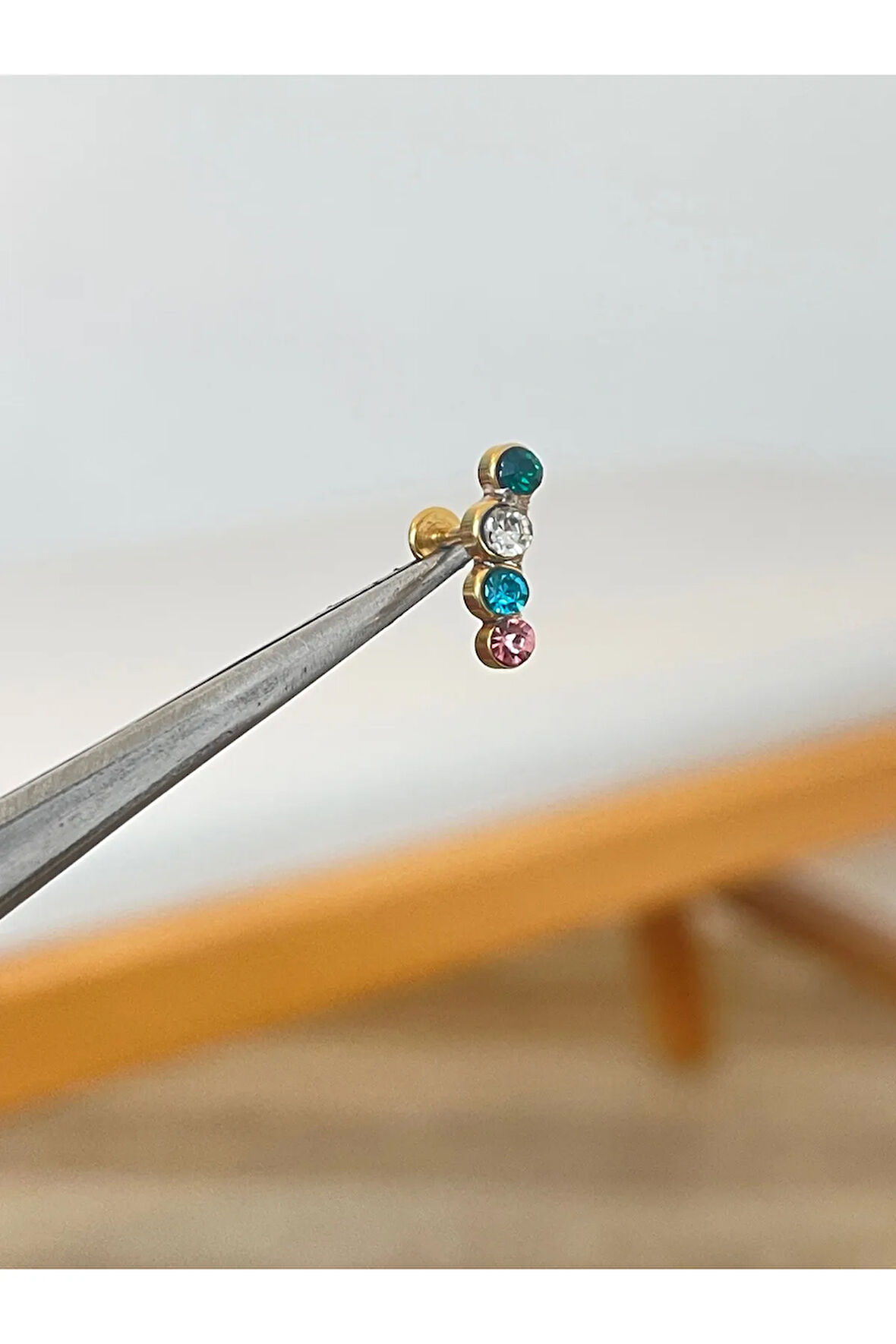 316 L Cerrahi Çelik 4 Taşlı Renkli Asimetrik Altın Tragus Helix Kıkırdak Dudak Piercingi