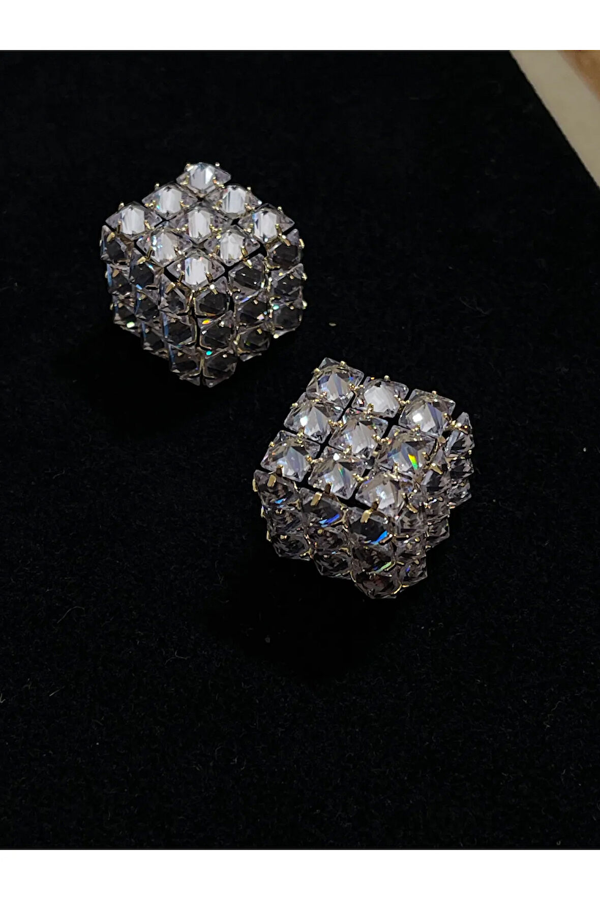 Kare 3 D Model Taşlı Hareli Parlak Küpe