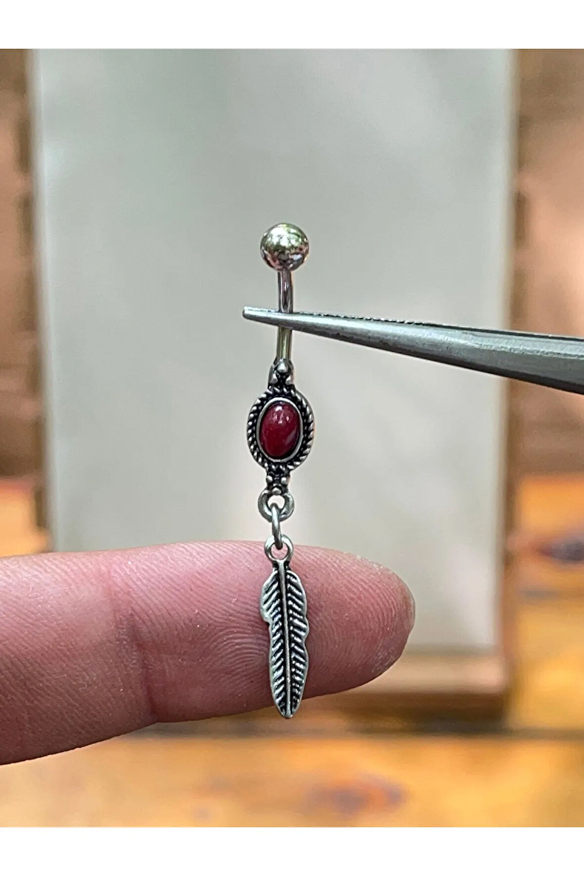316 L Cerrahi Çelik Bordo Taşlı Yaprak Sallantılı Göbek Piercingi