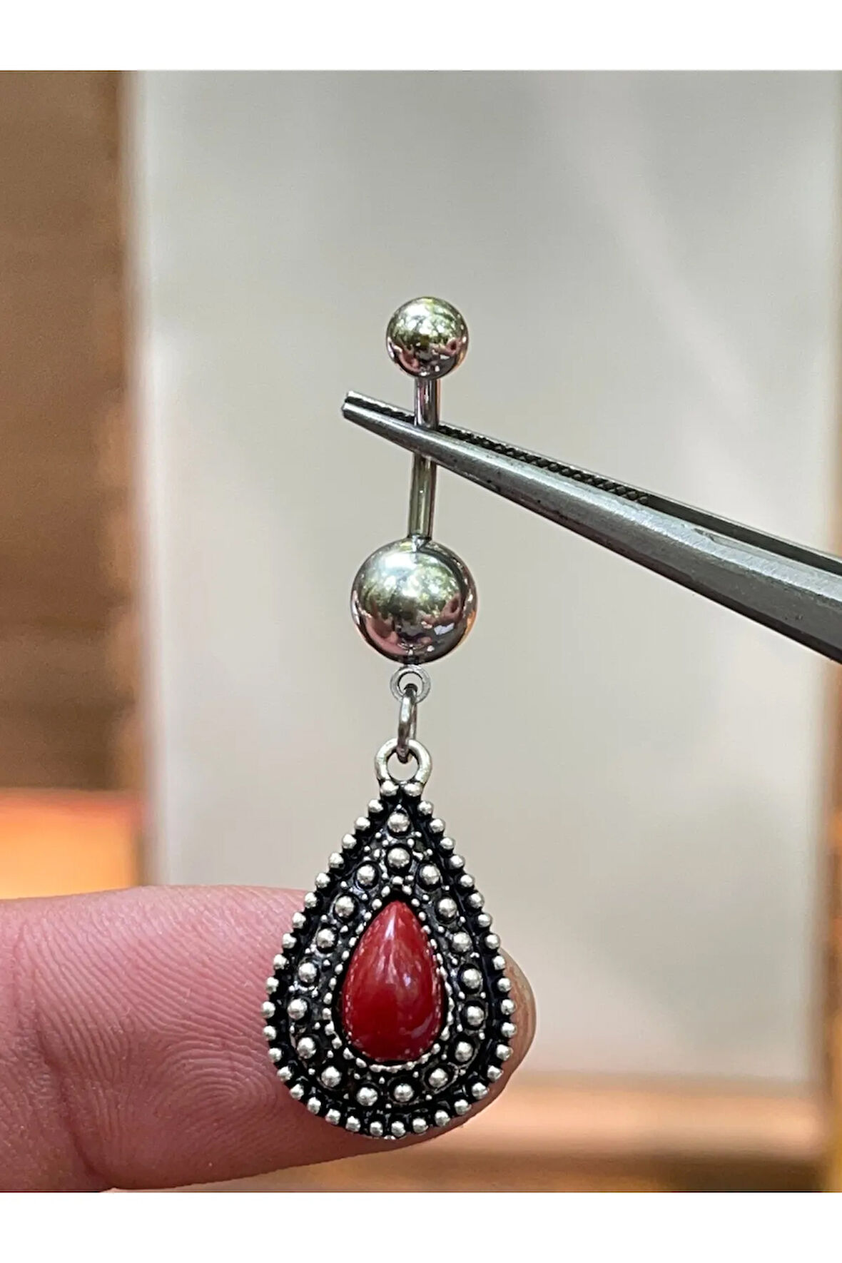 316 L Cerrahi Çelik Bordo Taşlı Damla Model İşlemeli Göbek Piercingi